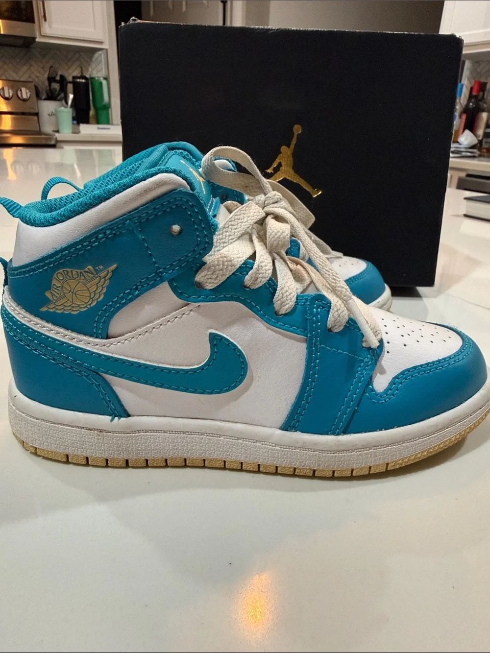 Nike Jordan 1 Mid (PS)  Kids size 12c Sneakers in Turquoise and White